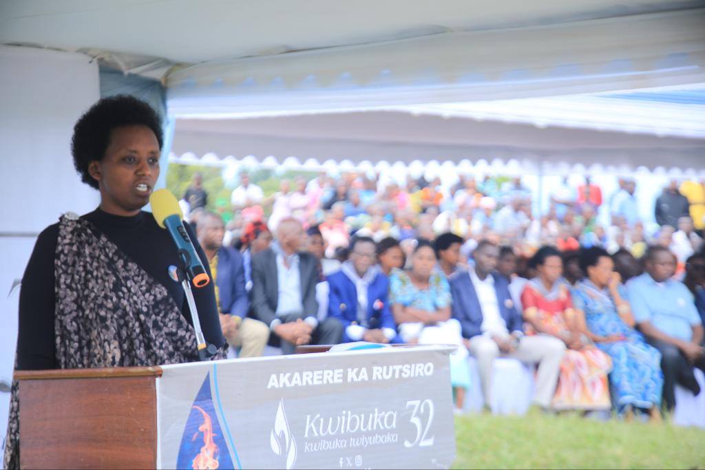 RutsiroDistrict's tweet photo. Mu ijambo rye ry'ikaze, Madamu Kayitesi yashimiye abarokotse Jenoside ku butwari bakomeza kugaragaza mu kwiyubaka no kudaheranwa n'amateka. Yasabye buri wese kwirinda no kurwanya ingengabitekerezo ya #Jenoside. 2/2 https://t.co/0mYze0mKPE