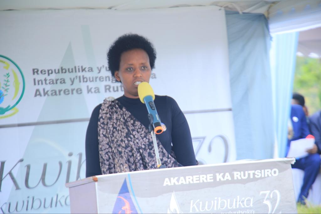 RutsiroDistrict's tweet photo. Mu ijambo rye ry'ikaze, Madamu Kayitesi yashimiye abarokotse Jenoside ku butwari bakomeza kugaragaza mu kwiyubaka no kudaheranwa n'amateka. Yasabye buri wese kwirinda no kurwanya ingengabitekerezo ya #Jenoside. 2/2 https://t.co/0mYze0mKPE