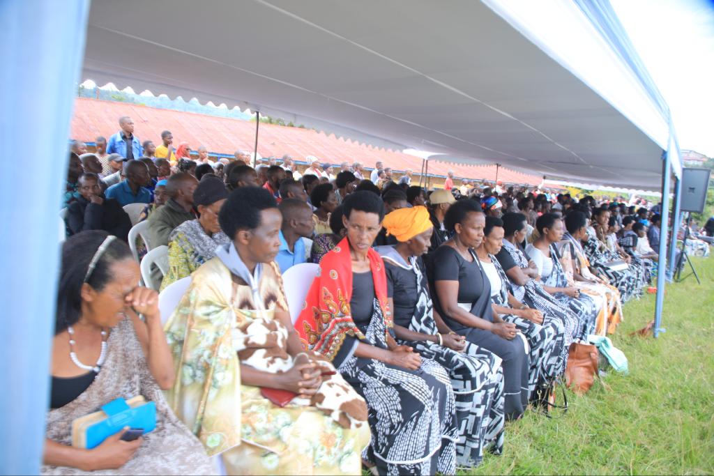 RutsiroDistrict's tweet photo. Mu ijambo rye ry'ikaze, Madamu Kayitesi yashimiye abarokotse Jenoside ku butwari bakomeza kugaragaza mu kwiyubaka no kudaheranwa n'amateka. Yasabye buri wese kwirinda no kurwanya ingengabitekerezo ya #Jenoside. 2/2 https://t.co/0mYze0mKPE
