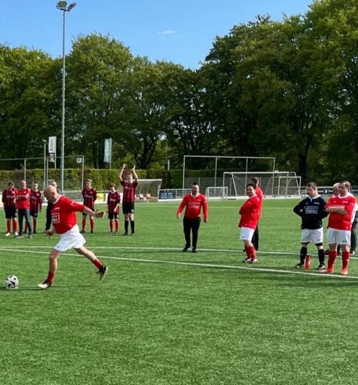 Excelsior31G's tweet photo. Vandaag weer richting #Nijverdal met ons team om deel te nemen aan het jaarlijkse tournooi. Foto laat zien dat wij nu bezig zijn met het nemen van de penalty's, per deelnemer 1 strafschop. https://t.co/oIIZRp6uro