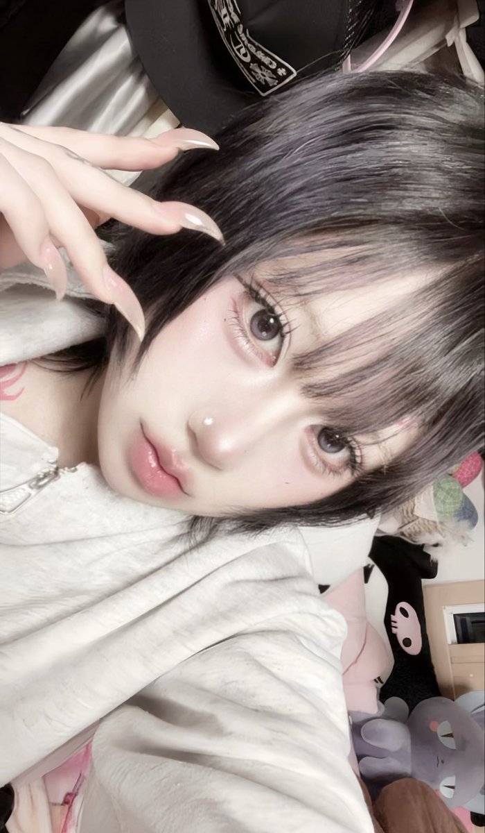 애초 tweet media