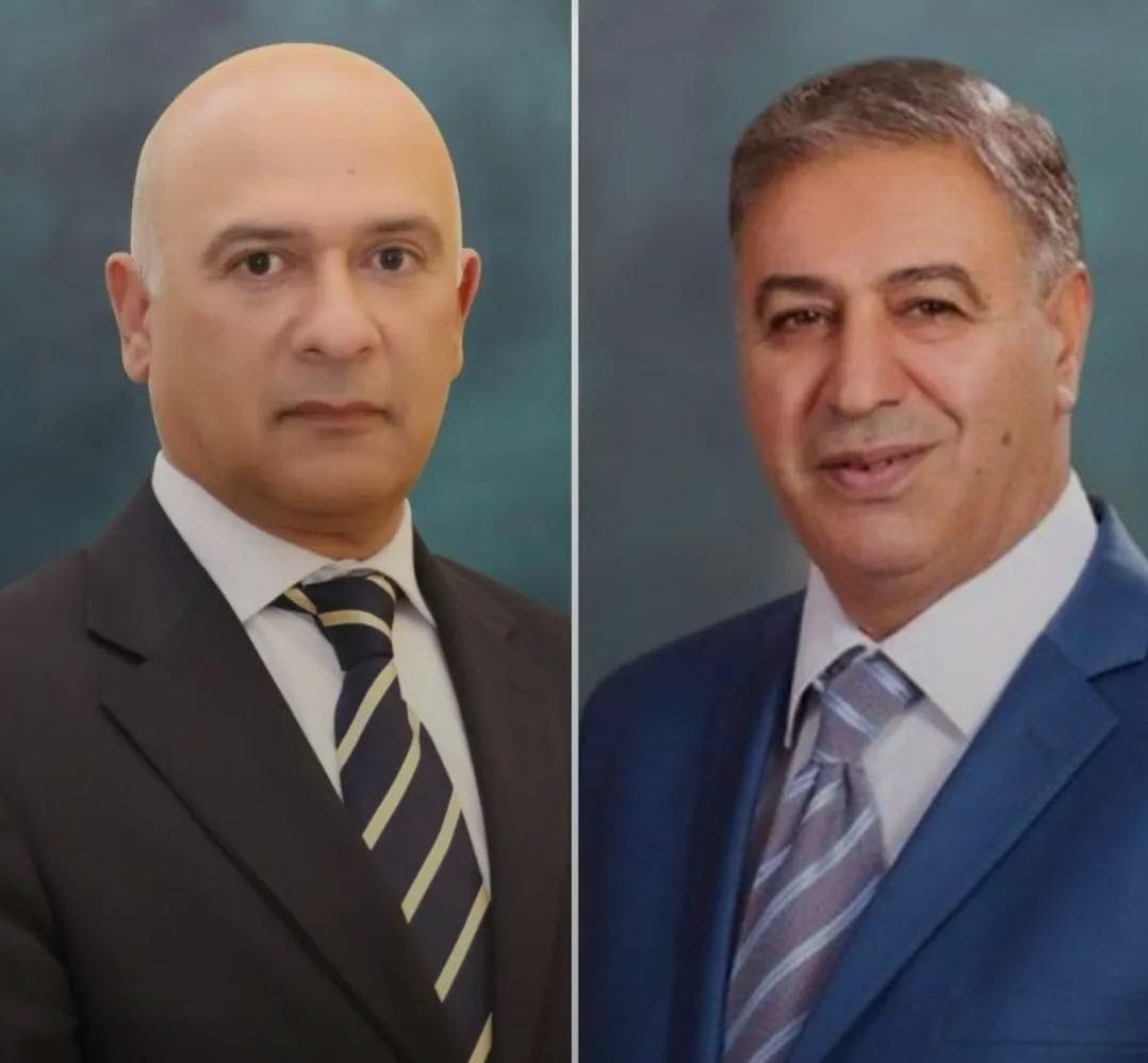 ArabPotashJO's tweet photo. بنمو بلغت نسبته 28% مقارنة بالربع الأول من العام الماضي
 "البوتاس العربية" تحقق أداءً تشغيلياً قوياً وتسجّل أكثر من (60) مليون دينار أرباحاً موحدة في الربع الأول
م. أبو هديب: مرونة "البوتاس العربية" مكّنتها من تجاوز التحديات وترسيخ موقعها التنافسي
د. النسور: نقلة نوعية في أعمال "البوتاس العربية" لتعزيز تموضعها في الأسواق العالمية

حققت شركة البوتاس العربية أداءً مالياً وتشغيلياً قوياً خلال الربع الأول من العام 2026، مدفوعاً بنمو ملحوظ في الإيرادات وتحسن واضح في كفاءة العمليات التشغيلية، في وقت واصلت فيه الشركة التعامل بمرونة مع التحديات الإقليمية التي أثّرت على أنماط الشحن وسلاسل التوريد.

وأظهرت البيانات المالية تحقيق الشركة أرباحاً صافية تجاوزت (60) مليون دينار خلال الربع الأول من العام الجاري، مقارنة مع (46.9) مليون دينار للفترة ذاتها من العام الماضي، بنسبة نمو بلغت 28%، وذلك بعد احتساب ضريبة الدخل والمخصصات ورسوم التعدين.

كما ارتفع الربح التشغيلي من عمليات البوتاس بنسبة 88% ليصل إلى (82.5) مليون دينار، مقارنة مع (43.8) مليون دينار خلال الفترة ذاتها من العام الماضي، فيما بلغت صافي الإيرادات الموحدة من المبيعات ( 206) مليون دينار مقابل (161) مليون دينار وبنسبة ارتفاع بلغت 28%، في مؤشر واضح على كفاءة إدارة العمليات وتعزيز الأداء التشغيلي.
 
وعلى صعيد الأنشطة الاستثمارية، أسهمت استثمارات الشركة في الشركات الحليفة في تعزيز الربحية، حيث بلغت حصتها من أرباح تلك الاستثمارات نحو (10) ملايين دينار حتى نهاية الربع الأول من العام الجاري.

 ويأتي هذا الأداء في ظل تحديات لوجستية إقليمية نتجت عن الظروف الجيوسياسية في الإقليم والتي فرضت واقعاً أكثر تعقيداً على حركة التجارة وسلاسل التوريد، لا سيما في بعض الممرات البحرية الحيوية، ما دفع الشركة إلى توسيع اعتمادها على حلول لوجستية مرنة، شملت تنويع أنماط الشحن، بما يضمن استمرارية التصدير والحفاظ على التزاماتها تجاه الأسواق العالمية.

 وبهذه المناسبة، أكد رئيس مجلس إدارة شركة البوتاس العربية، المهندس شحادة أبو هديب، أن النتائج التي حققتها الشركة خلال الربع الأول من العام 2026 تعكس متانة النهج الاستراتيجي الذي  تطبقه.

وبيّن المهندس أبو هديب، أن النمو الملحوظ في إيرادات المبيعات والأرباح التشغيلية، يعكس نجاح الشركة في رفع كفاءة عملياتها التشغيلية والتسويقية، وترسيخ مكانة منتجاتها في الأسواق العالمية.

ولفت المهندس أبو هديب، إلى أن "البوتاس العربية" وشركاتها التابعة والحليفة رفدت احتياطي المملكة من العملات الأجنبية بنحو (368) مليون دولار خلال الأشهر الثلاثة الأولى من العام الجاري، بارتفاع نسبته 24% عن الربع الأول من العام الماضي، في تأكيد على دورها كإحدى أبرز روافع الصادرات الوطنية وداعمي الاقتصاد الوطني.

وأشار المهندس أبو هديب إلى أن الشركة نجحت في التعامل بكفاءة مع التحديات الإقليمية التي أثّرت على حركة التجارة، من خلال تبنّي نهج مرن يعزز استمرارية عملياتها ويحافظ على قدرتها التنافسية.

من جانبه، أكد الرئيس التنفيذي لشركة البوتاس العربية، الدكتور معن النسور، أن الشركة تمكنت خلال الربع الأول من العام 2026 من تحقيق نمو قوي في مؤشرات الأداء التشغيلية، حيث ارتفعت الأرباح التشغيلية من عمليات البوتاس بنسبة 88%، في انعكاس مباشر لكفاءة النهج التشغيلي الذي تتبناه الشركة.

وأوضح الدكتور النسور، أن هذا الأداء جاء نتيجة لنجاح الشركة في رفع كفاءة عملياتها الإنتاجية، وتحسين إدارة الكلف، إلى جانب تطوير منظومتها اللوجستية من خلال اعتماد حلول مرنة، شملت التوسع في أنماط الشحن البديلة، بما في ذلك الشحن البري، لضمان استمرارية التصدير رغم التحديات التي شهدتها بعض الممرات البحرية الإقليمية.
 
وبيّن الدكتور النسور، أن الشركة حققت خلال الربع الأول من العام الجاري مستويات إنتاج ومبيعات قوية، حيث بلغ حجم الإنتاج نحو (760) ألف طن بارتفاع بلغ 3% ، فيما وصلت كميات المبيعات إلى (786) ألف طن بارتفاع نسبته 11%، بالتوازي مع خفض تكلفة إنتاج الطن الواحد بنسبة 11% مقارنة بالفترة نفسها من العام الماضي، ما يعزز من تنافسية الشركة في الأسواق العالمية.

وأشار الدكتور النسور، إلى أن "البوتاس العربية" ماضية في تنفيذ مشاريعها التوسعية والاستثمارية، التي تستهدف تنويع قاعدة عملائها والدخول إلى أسواق غير تقليدية، بما يعزز حضورها العالمي ويدعم استدامة نموها على المدى الطويل.

كما أشاد الدكتور النسور بالجهود الاستثنائية التي يبذلها موظفو الشركة، مؤكداً أن مستوى الالتزام والتفاني الذي تظهره فيق العمل تشكّل الركيزة الأساسية لما تحققه "البوتاس العربية" من إنجازات متواصلة، وتعزز قدرتها على الحفاظ على أدائها المتميز في مختلف الظروف.