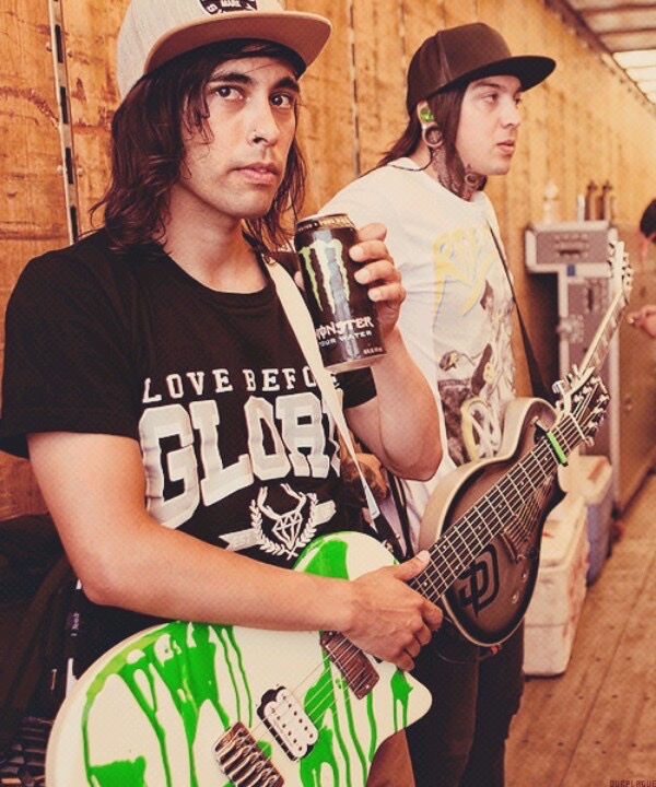 hourly vic fuentes 👰‍♀️ tweet media