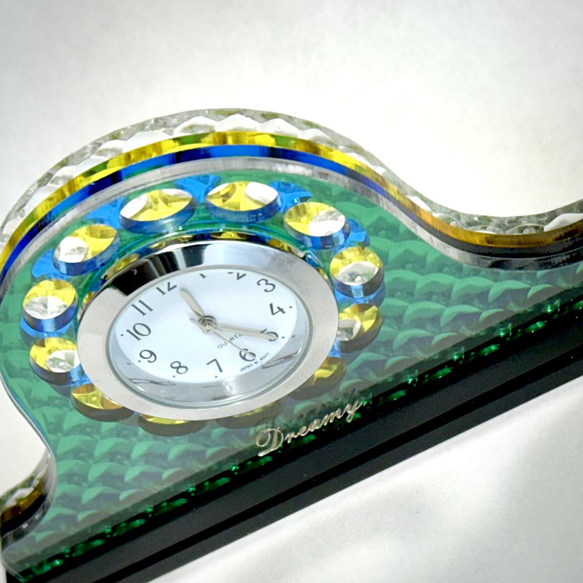 art__shop___M's tweet image. 卒業生代表プロダクツ POPUPアイテムを紹介します。

作家：卒業生代表プロダクツ

レトロ調ミニ置時計「ドリーミィ」
・２色：レッド／グリーン
各¥5,180 (tax in)

下記URLより購入いただけます。
▼
artspace-shop-m.com/product-catego…

#卒業生代表プロダクツ 
#POPUP