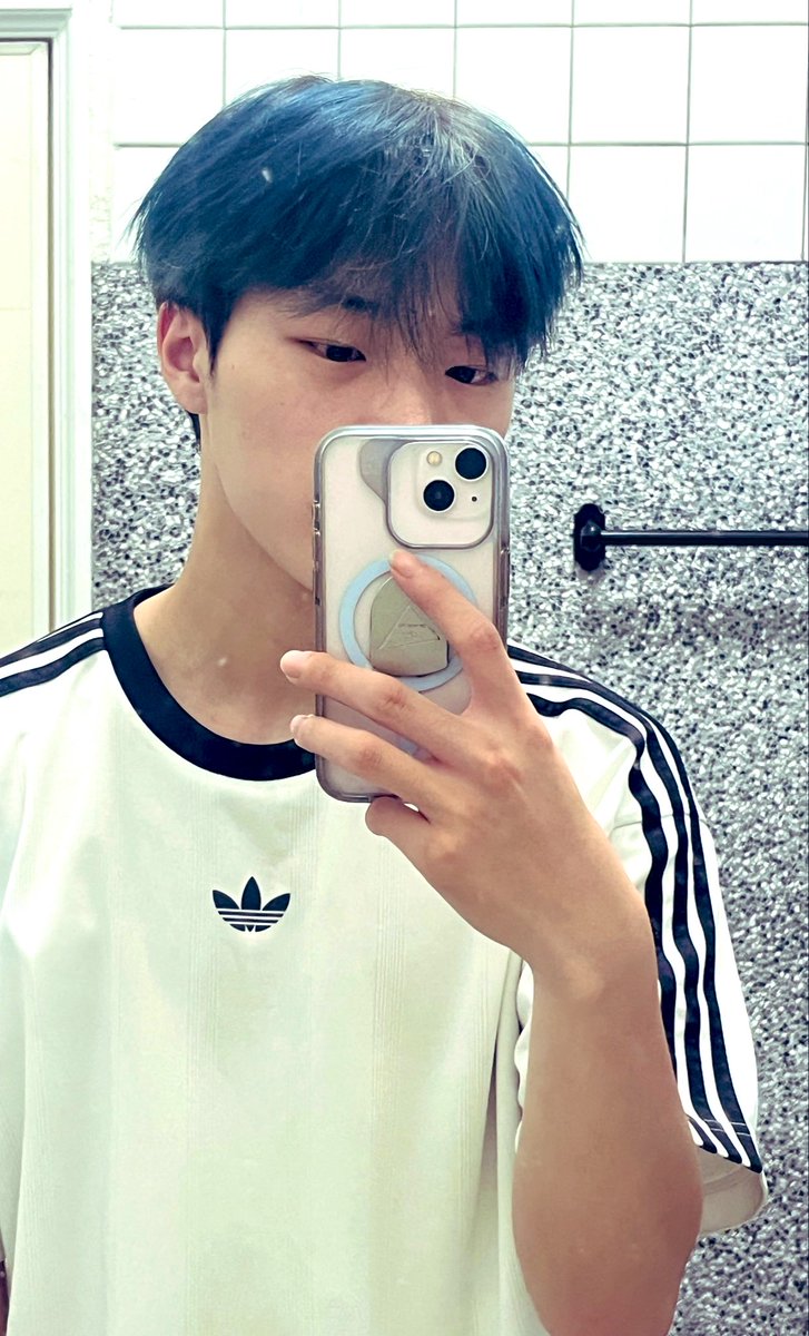 yudozy's tweet image. how do we feel about the blue 🐟

#SSD #SaiSelcaDay #42SD #TWS #DOHOON