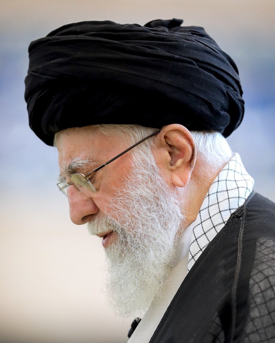 آقای معلم!
ببینید که شاگردانتان در این سال‌ها، چگونه در مکتبِ نگاهتان، درسِ «هیهات منا الذله» را دوره کردند. شما به ما آموختید که قلم اگر در راه حق نچرخد، چوبی بیش نیست.
#روز_معلم