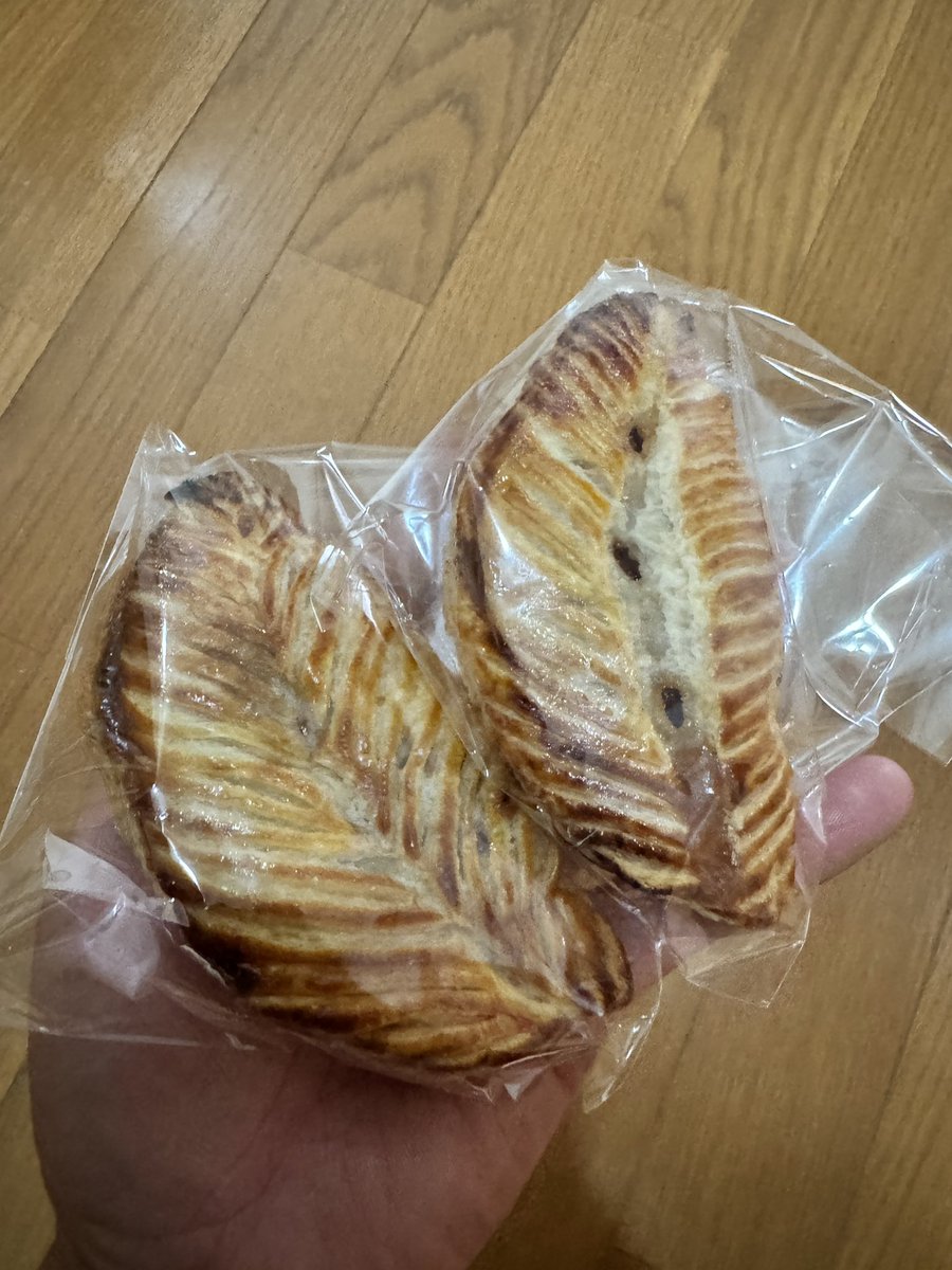 Kashimacity's tweet photo. キャノンパイ‼️視聴者さんが買ってきてくれました‼️美味しい😋
トナカイコーヒーにコーヒー飲みに行かなければ‼️ https://t.co/J6swZFNKIm