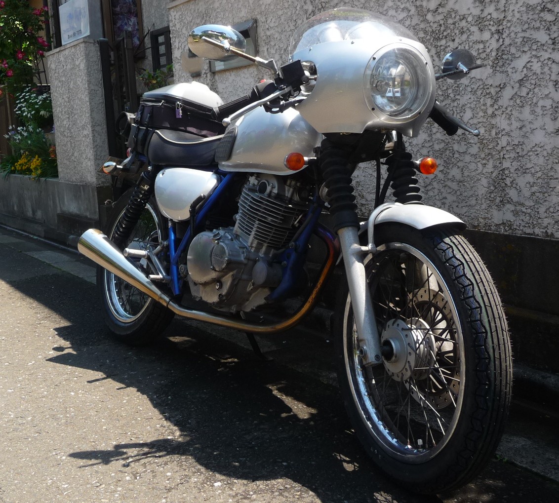TOfwind's tweet photo. タイヤ交換。
今回はIRCのGS-19にしてみました。
まだ慣らし始めたばかりですが、BRIDGESTONE のACCOLADEに比べてヒラヒラ感が増した感じです。
リアに荷重を掛けて倒しこんだら楽しそうな気配。

＃ST250　＃GSー19 https://t.co/rbV2yzyjtL