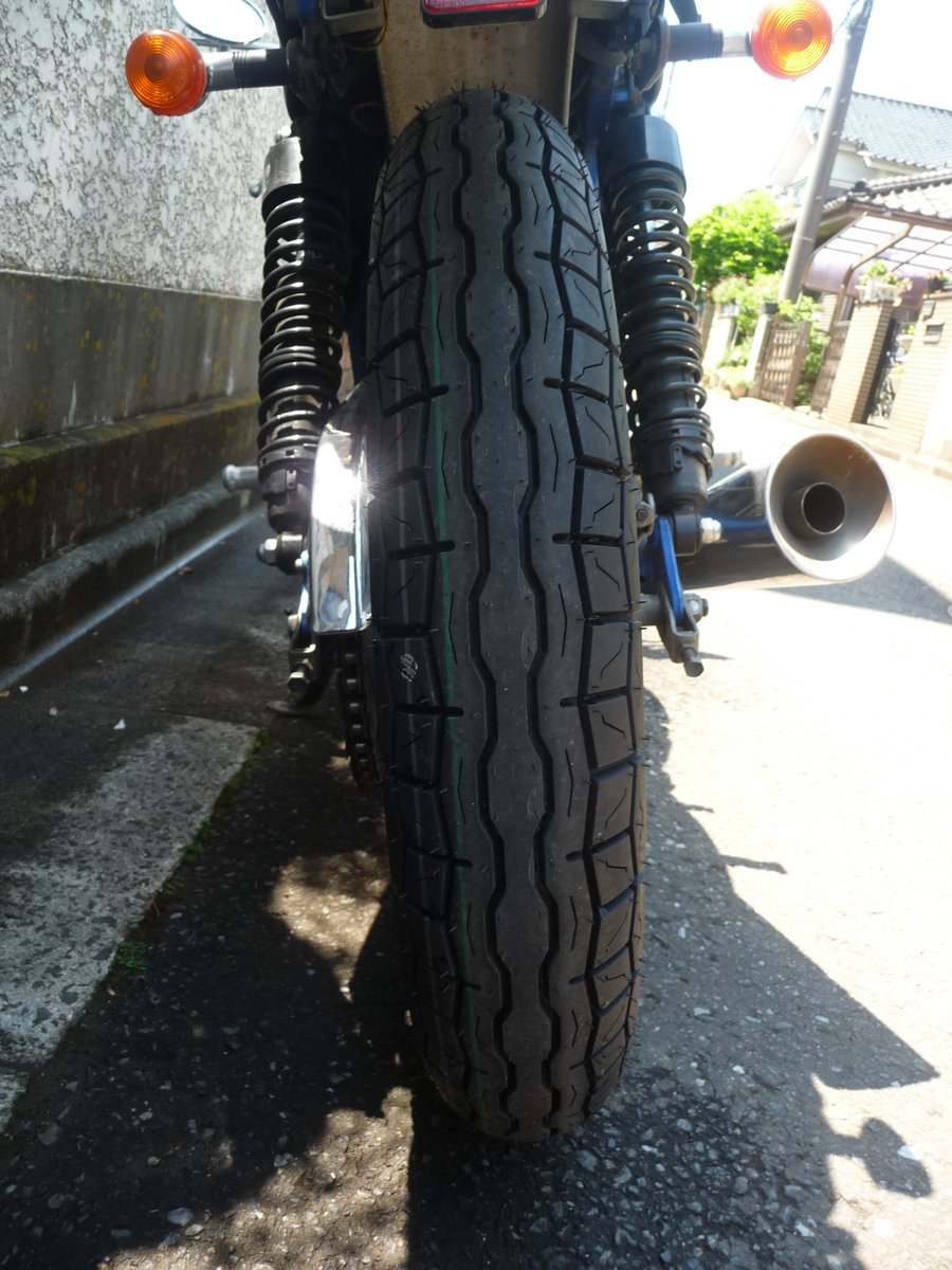 TOfwind's tweet photo. タイヤ交換。
今回はIRCのGS-19にしてみました。
まだ慣らし始めたばかりですが、BRIDGESTONE のACCOLADEに比べてヒラヒラ感が増した感じです。
リアに荷重を掛けて倒しこんだら楽しそうな気配。

＃ST250　＃GSー19 https://t.co/rbV2yzyjtL