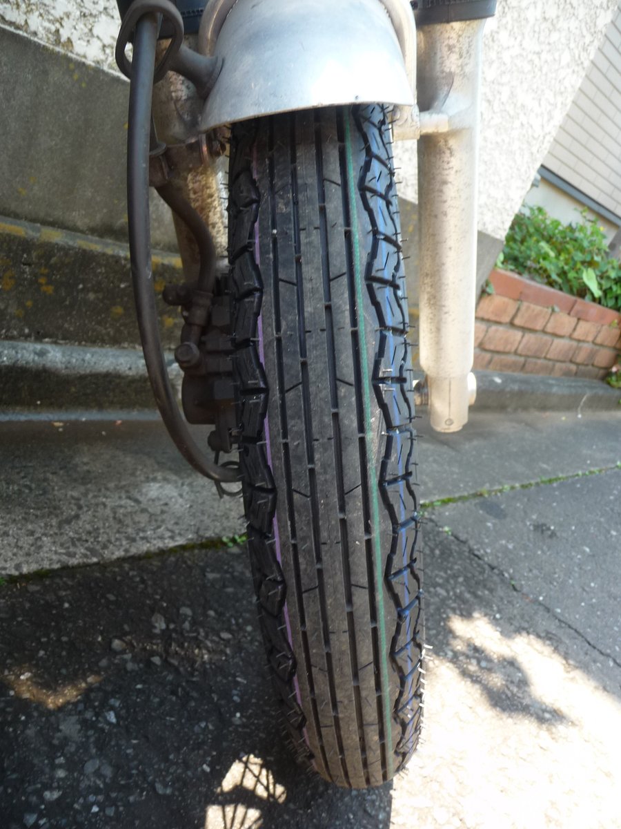TOfwind's tweet photo. タイヤ交換。
今回はIRCのGS-19にしてみました。
まだ慣らし始めたばかりですが、BRIDGESTONE のACCOLADEに比べてヒラヒラ感が増した感じです。
リアに荷重を掛けて倒しこんだら楽しそうな気配。

＃ST250　＃GSー19 https://t.co/rbV2yzyjtL