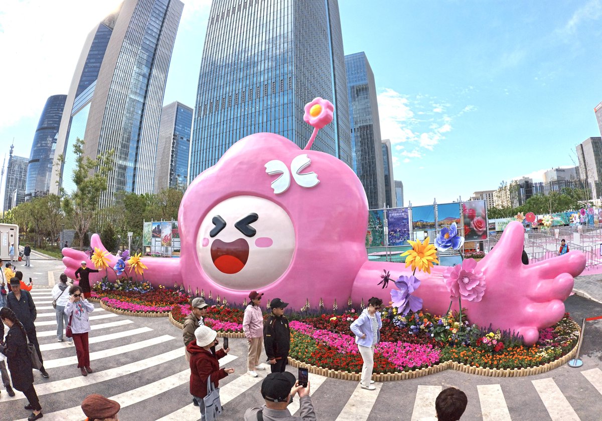 touch_beijing's tweet image. Over 1,000 #flower species from more than 30 countries and regions are on display at the 2026 #Beijing International Flower Show in the city's Fengtai district. From now until May 30, visitors can enjoy over 60 exquisite themed #gardens across the 120,000 sqm #exhibition area.