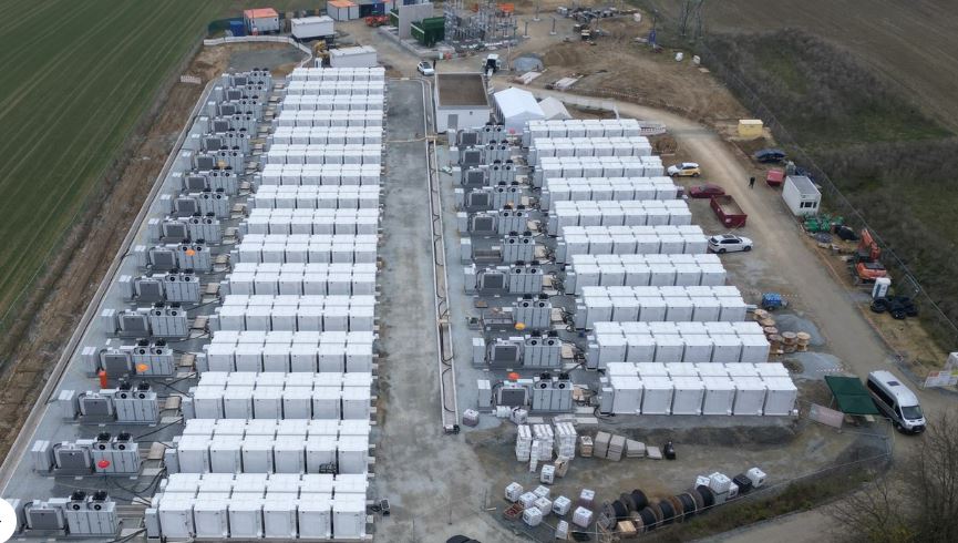 Kl_Stone's tweet photo. @erikstrahlt Die im Tagesverlauf häufig entstehenden #Solarspitzen, die aktuell vielfach schon mittags zu einem Preisverfall an der Börse führen, kommen immer öfter in einen #Speicher und versorgen dann Haushalte, Gewerbe &amp; Industrie am Abend.

Kein science fiction, dies beginnt bereits... https://t.co/5CskUFKPIP
