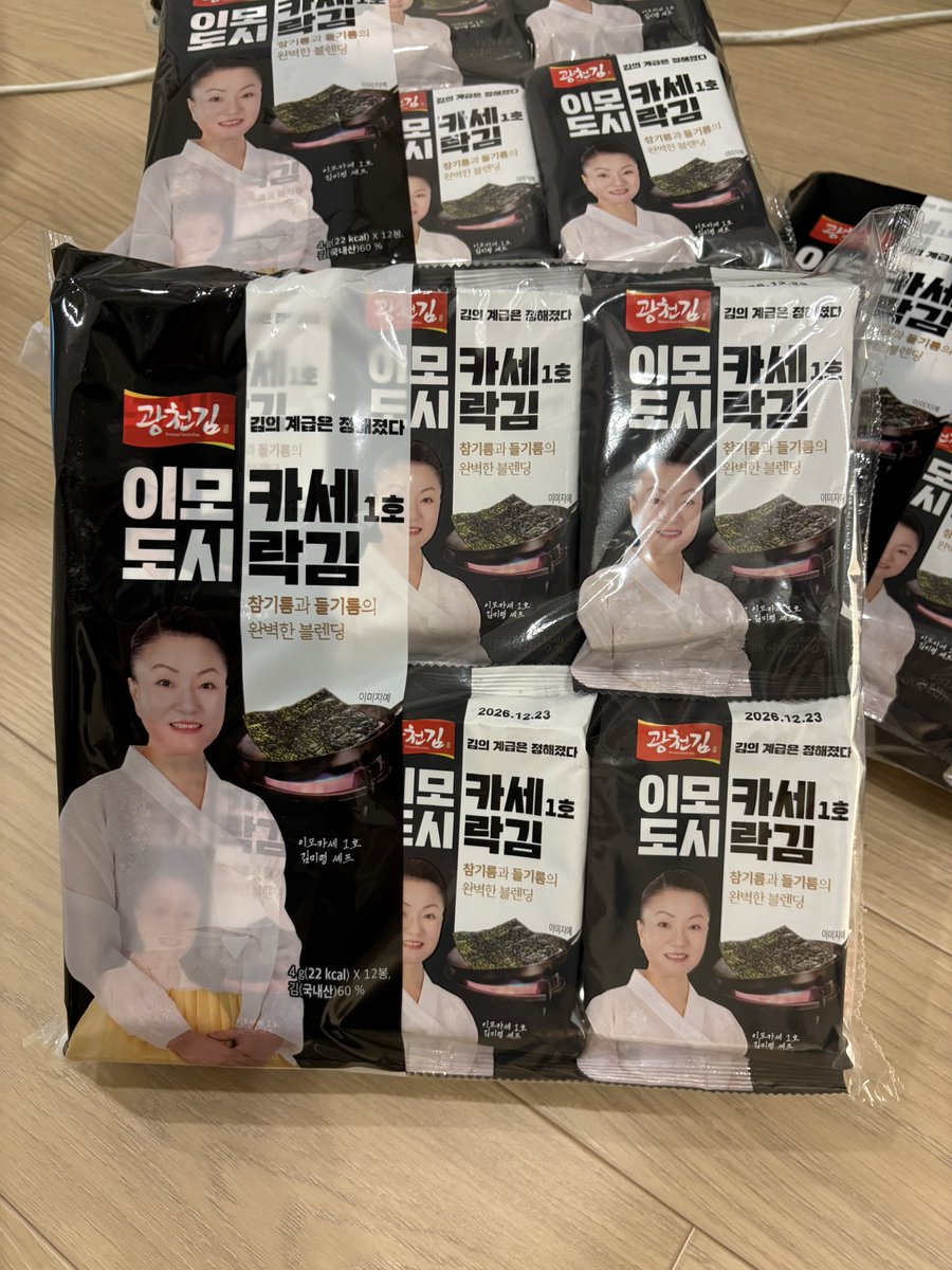 Eveniffen's tweet photo. ‼️일본에서 아직 한국 김 유명한가요? 

혹시라도 그렇다면 한국 GS25 편의점에서 파는
이모카세(이모+오마카세 혼합어) 도시락 김을
제발 먹어보세요. (광고 아님..!!)

사진속 이모는 nexflix 흑백요리사 시즌1에서 김을 직접 구워서 음식을 선보였는데, 제가 살면서 먹어본 김 중에서 제일 맛있었어요..ㅜㅜ