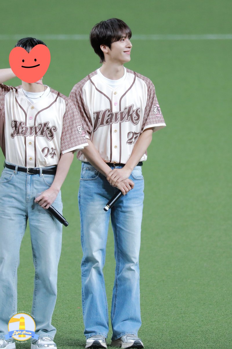 LIGHTHOUSE_66's tweet image. 260502 타이강 호크스 시구 #동운 ⚾️💜

오늘 왜이리 이쁘니셔 아💜
#하이라이트 #HIGHLIGHT #비스트 #BEAST 
#손동운 #SONDONGWOON @beastdw