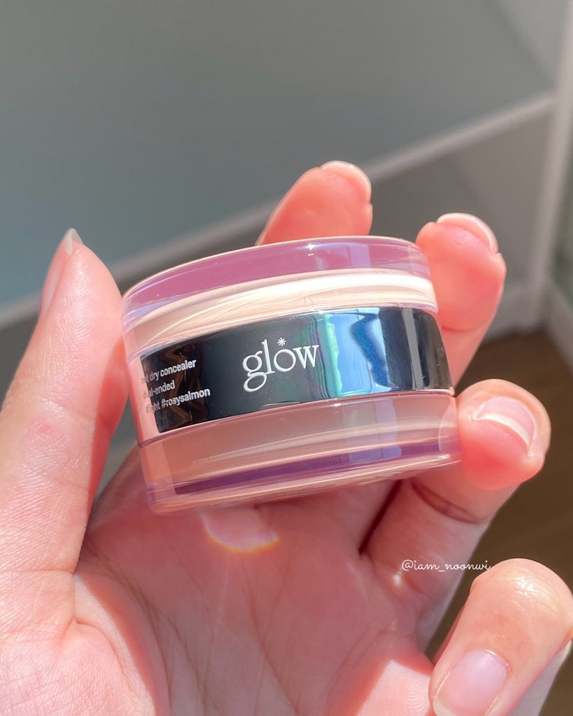 iam_noonwi's tweet image. glow🤍✨ คอนซีลเลอร์ลูกรักขอใครหลายคน ในที่สุดก็ได้ลอง🥹 สัมผัสแรกคือเนื้อดีมากกก แบบเกลี่ยง่าย เนียนไปกับผิวเลย ใช้แล้วไม่ตกร่องระหว่างวัน ชอบที่มี 2 เฉดในตลับเดียว #light ไว้ปกปิด #rosysalmon ไว้กลบใต้ตาคล้ำแบบเนียนกริบ👀 ทาแล้วใต้ตาดูไบรท์ขึ้นแบบไม่โป๊ะ ใครใต้ตาดำ นอนน้อย