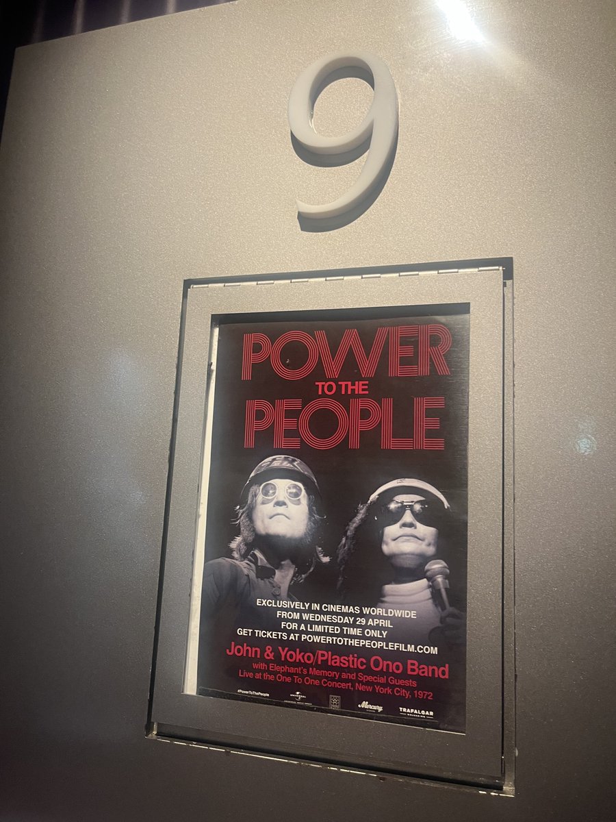 Rieko0806's tweet photo. power to the peopleを滑り込みで見てきた！！部分的にしか見たことなかった、かっこよかったよジョン〜！😭ヨーコさんがパフォーマンスするとき見守ってる(ように見えた)のとかimagineの後に腕に💋したのとかめちゃキュンキュンしたVR化してほしい(Bを含むあらゆるライブ映像) https://t.co/FEGT25J7W3