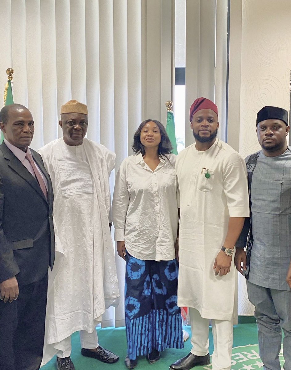 AyomidesamsonD's tweet image. At the heart of the National Assembly
Honored to join our Chairman, Prof. Jerry Sonny Ugokwe, in a consultative session with the House Ad-Hoc Committee on Drugs and Illicit Trafficking.
#NationalAssembly #DrugControl #NigeriaPolicy
#pharmsamsonayomidedancharles #HealthcareReform