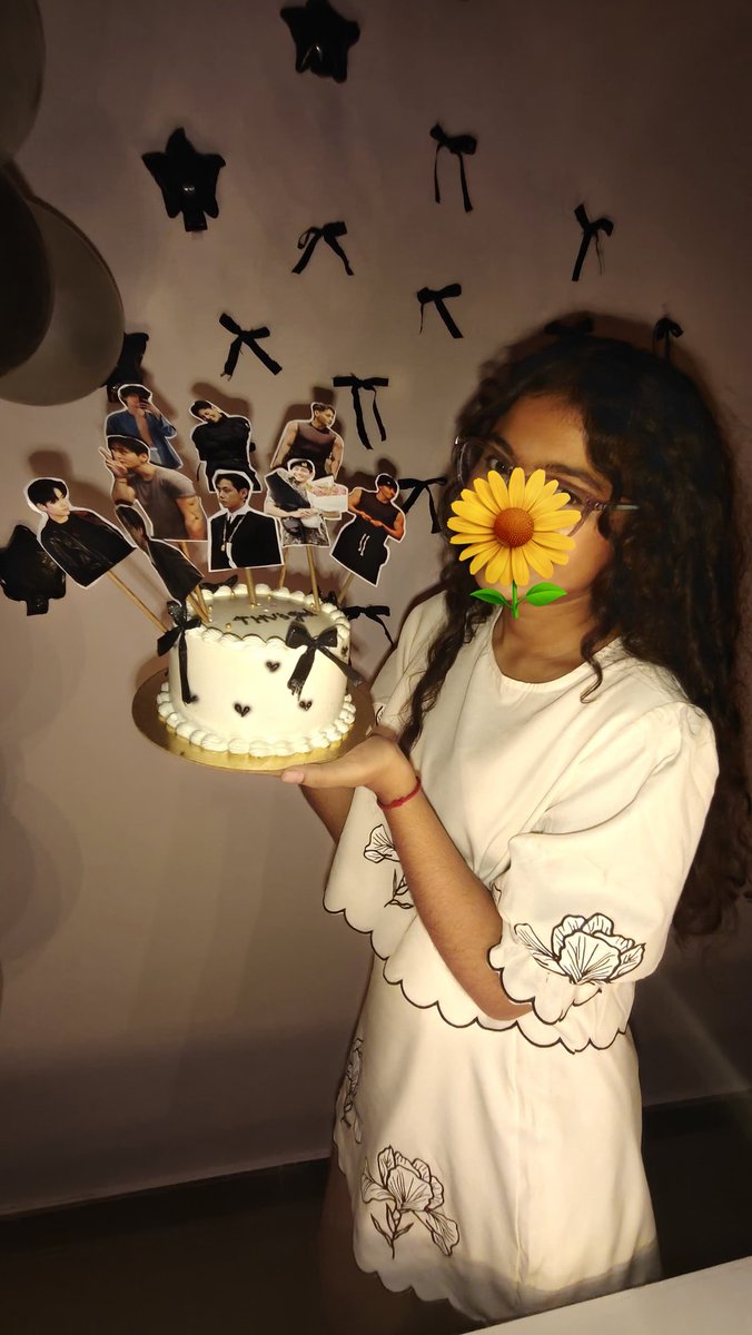 vyanara_'s tweet photo. Was scrolling through my photo and found my 18th birthday's pics.  Haha Even my parents didn't say anything about my cake on that day  . https://t.co/e0ju95mpMc