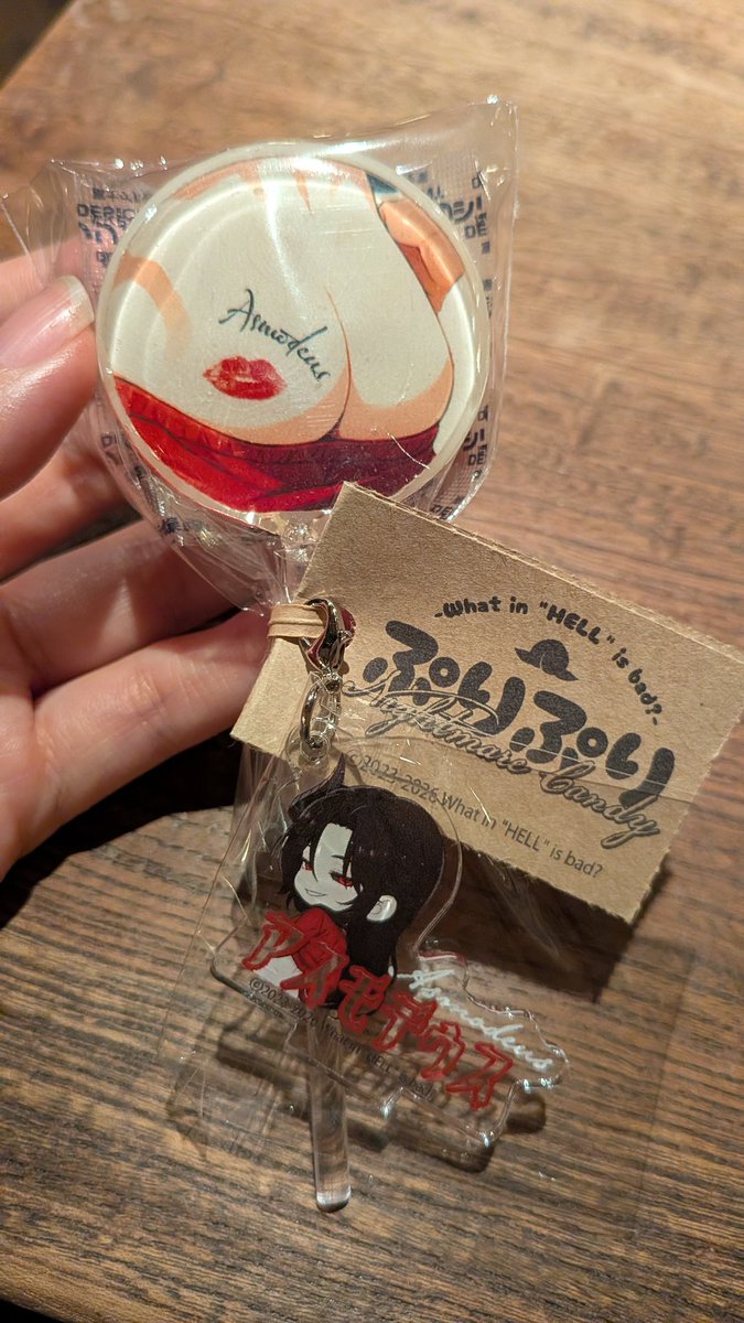 飴、アクキーちっちゃいしな〜……思ってたけど、こうやって手に取るとかなりおもろいので飴おすすめです　OSHIRI