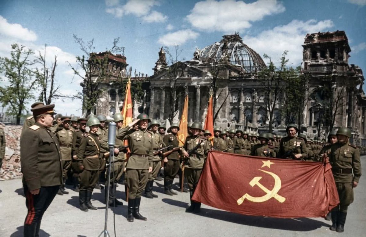 #TalDíaComoHoy de 1945, la victoria soviética en Berlín selló el destino del Tercer Reich, culminando la ofensiva final del Ejército Rojo contra el nazismo.

Días antes, el 30 de abril, soldados soviéticos habían izado la bandera roja sobre el Reichstag, un gesto que anunciaba al