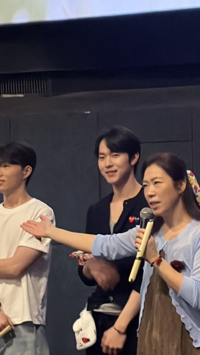 5kz4h4sf8d's tweet image. #영화 #내이름은 #제주43사건 #기억하겠습니다
오늘 강변 Cgv에 갔다가 우연히!! 무대인사 하신다길래 기대하면서 봤습니다!! 배우님들 너무 다 연기 잘하시고 특히 ✨신우빈✨ 배우님 너무 잘생겼고 진짜 연예인 이렇게 가까이서 보는 거 처음이에요ㅠㅠㅠ