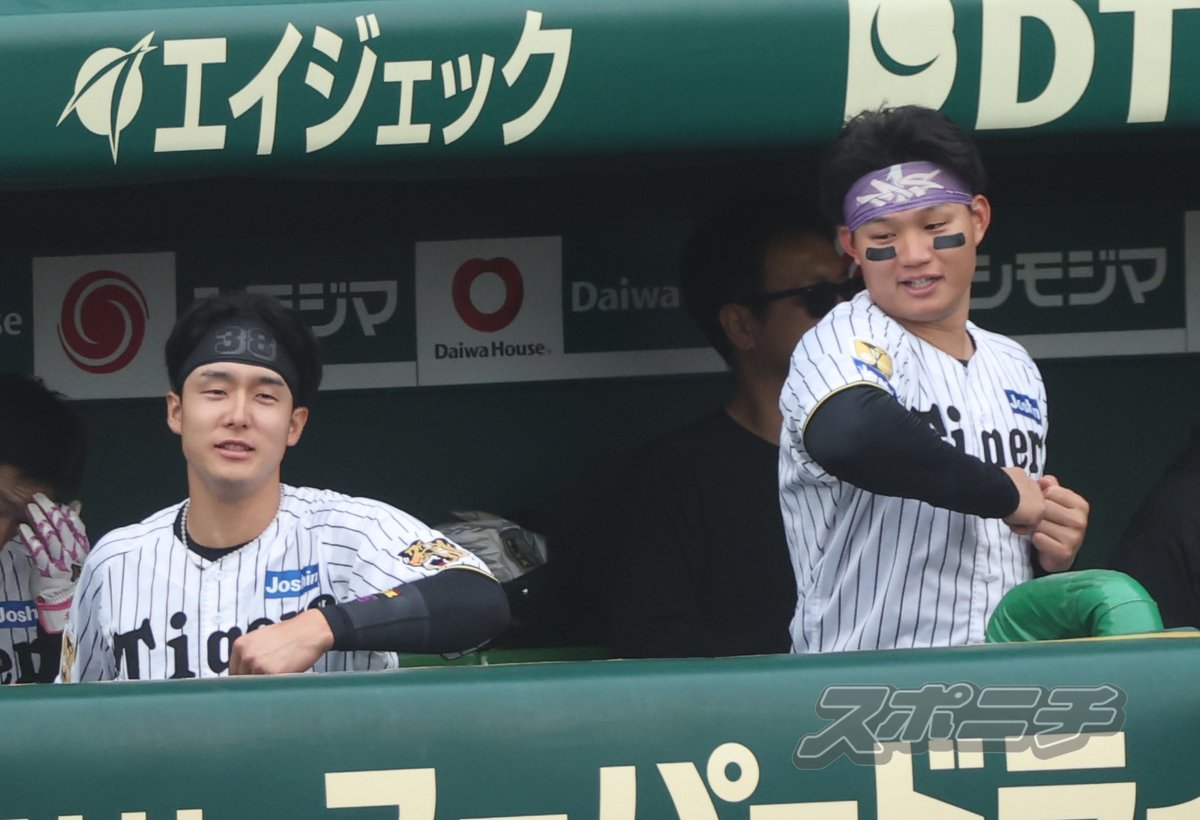 Sponichi_Tphoto's tweet photo. ７回、#高寺望夢 選手の打席で、ベンチ内でのリハーサル通りにポーズを決めて大喜びの #小幡竜平 選手と #森下翔太 選手 https://t.co/I5qso2dIf7