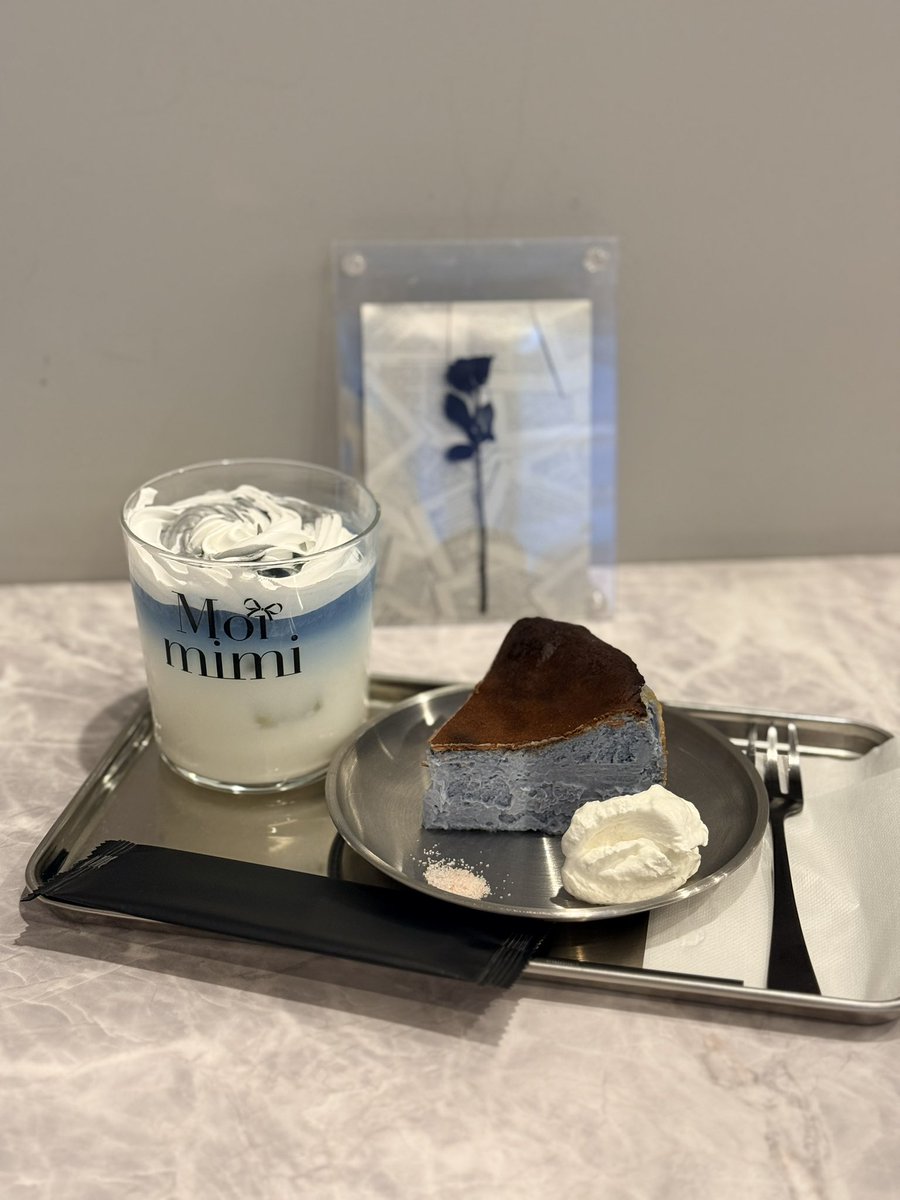 84Lps's tweet image. 駒込 Moi mimi

突然バスクチーズケーキが食べたくなり検索をしたらば、幸せの青いたべものたちに出会えました。韓国風のカフェは可愛くて楽しい

#カフェ #海月珈琲