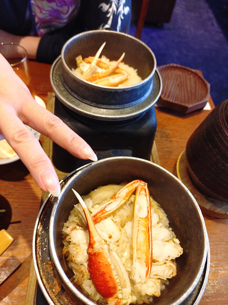 uchi450615's tweet photo. 庶民派グルメレポーターの伝説の三井のアミちゃんです🥸
GWとゆー事で、家族？GBG?サービス🫪カニを堪能して来ました🥳
タラバうめ〜🤤🤤🤤 https://t.co/rVHj0EO4Qp