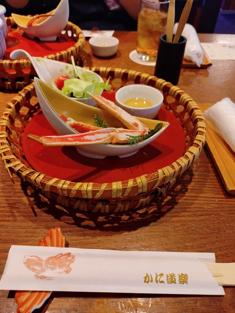 uchi450615's tweet photo. 庶民派グルメレポーターの伝説の三井のアミちゃんです🥸
GWとゆー事で、家族？GBG?サービス🫪カニを堪能して来ました🥳
タラバうめ〜🤤🤤🤤 https://t.co/rVHj0EO4Qp