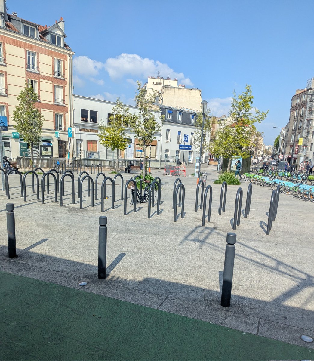 Un nouveau parking à vélos immense  ouvre à la gare de Noisy-le-Sec.
Il faudrait que les élus comprennent un jour que la Seine-Saint-Denis n'est pas le département du vélo à part pour quelques bobos échoués.
Au Stade de France, sur un parking de 1000 places, on ne croise pas un