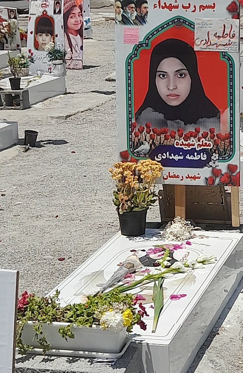 SaeeedMon's tweet photo. امروز به لطف خدا مسیر ما خورد به گلزار شهدای میناب
میناب در این بهار، باغی سرخ است
بر سقف زمانه، چلچراغی سرخ است
با یکصد و شصت و هشت یاسِ پرپر
بر سینۀ روزگار، داغی سرخ است
آمدم بگم 
خانم معلم شهیده فاطمه شهدادی به نیابت از همه مردمان آزاده جهان روزت مبارک
#روز_معلم https://t.co/4CZoeOmau1