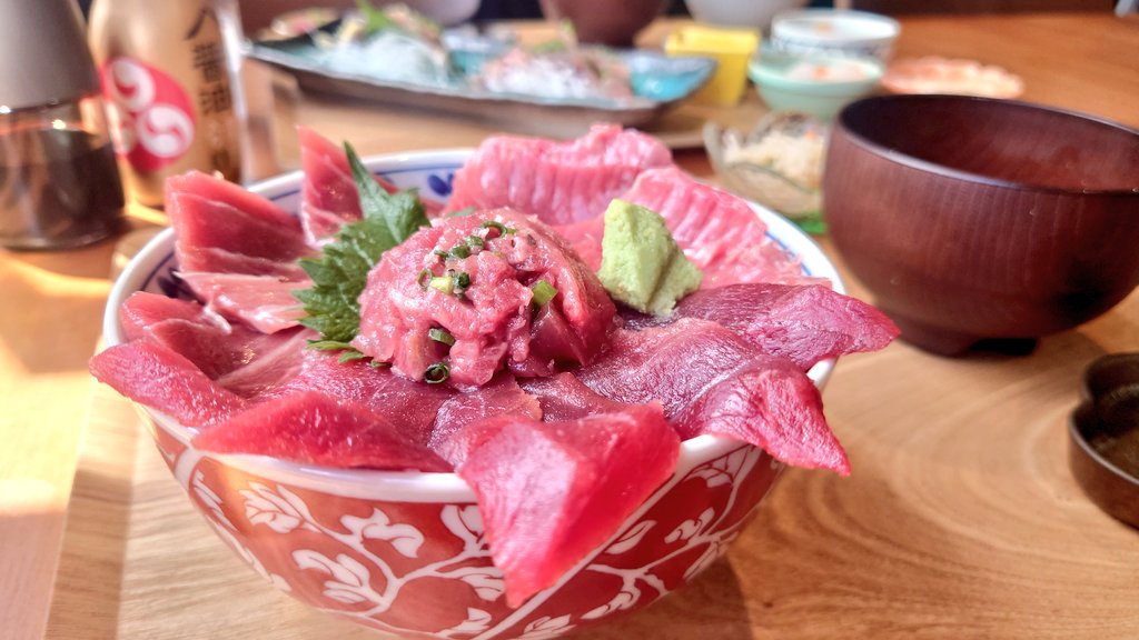 gurandy19980321's tweet photo. 今日は保護者さん一家と広尾町まで行って来ました…ぺこり😊

前から行きたかった…

Bay Lounge Coffeeに行ってマグロ丼を食べました🐟️
新鮮で美味しいマグロ最高✨…ぺろり😋

晩成温泉で♨️
道中で山菜のタラの芽収穫！
家に帰り天ぷらに！

今日は美味しいものを沢山食べた日でした…ぺろり😋 https://t.co/JrVRUqP4JJ