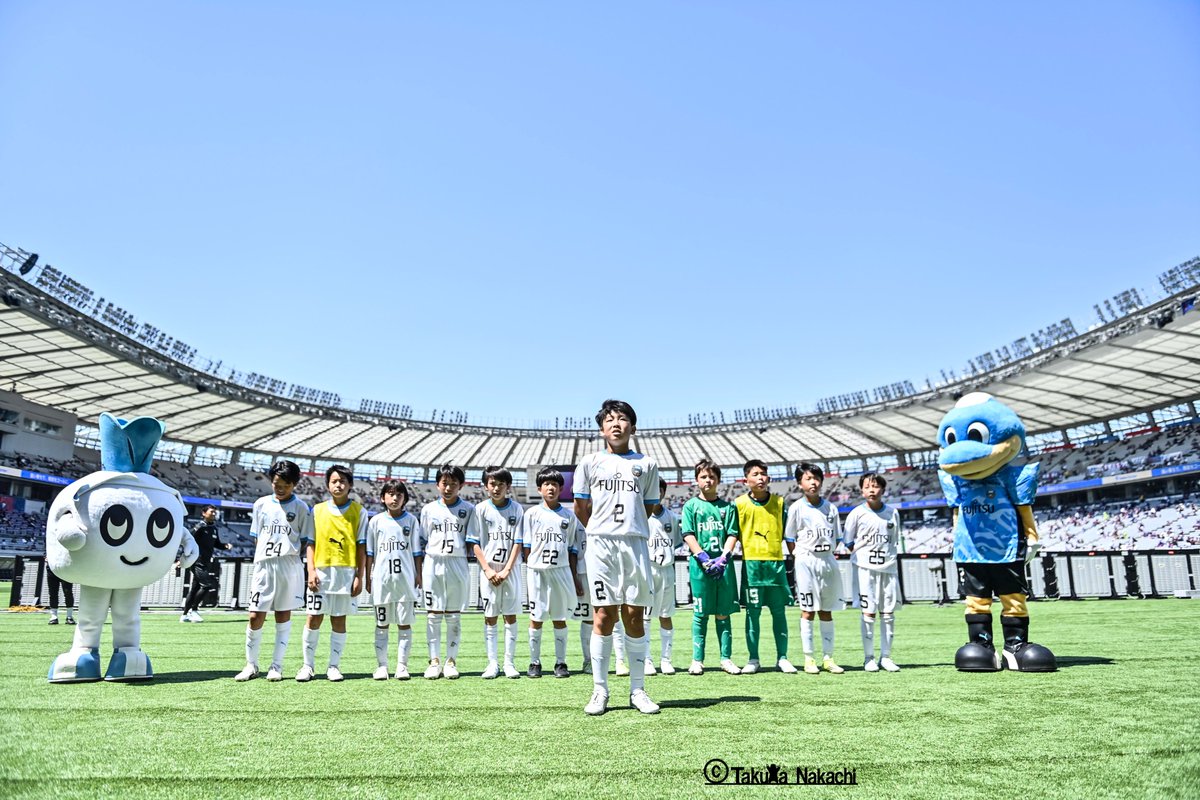 ikinikuishiro's tweet photo. ＃川崎フロンターレ U12とFC東京サッカースクールアドバンスクラスとの #多摩川コラシコ は2-2で引き分けでした！
1：試合後のサポーターへの挨拶！
2：サポーターバックに記念写真！
3：試合終了のホイッスルが鳴った瞬間にうずくまり、
4：悔しさのあまりピッチを叩く姿が印象的でした。 https://t.co/8fxrytXhti