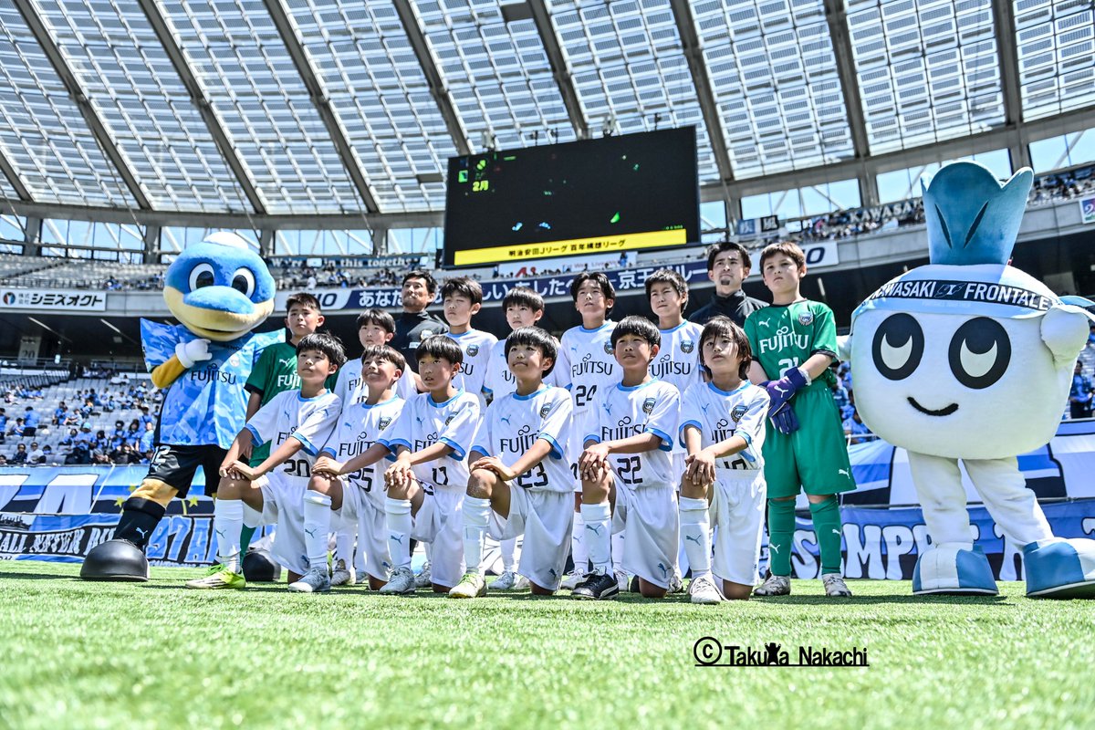 ikinikuishiro's tweet photo. ＃川崎フロンターレ U12とFC東京サッカースクールアドバンスクラスとの #多摩川コラシコ は2-2で引き分けでした！
1：試合後のサポーターへの挨拶！
2：サポーターバックに記念写真！
3：試合終了のホイッスルが鳴った瞬間にうずくまり、
4：悔しさのあまりピッチを叩く姿が印象的でした。 https://t.co/8fxrytXhti