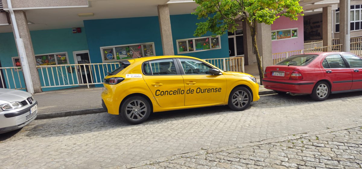 jacomovil's tweet photo. A todos los que me veis últimamente por el barrio del 21, siento comunicaros que mi jefe no está de visita oficial, es el concejal antisistema Rafa Reporter que vive en esta zona y hace uso privativo de mi ser.
Por lo menos está vez sí lo multan, estad seguros de que conducía el. https://t.co/X3hl1PApc6