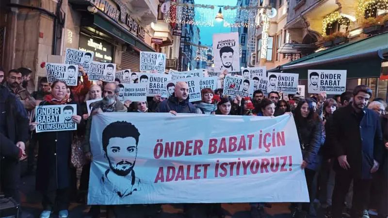 sendika_org's tweet photo. 🔗Önder Babat cinayeti ve karanlık: Bu dosyalar da araştırılacak mı? – Gökçer Tahincioğlu (T24) #Derlediklerimiz

https://t.co/vzkbMXEGWB https://t.co/cdhsVWTq8Z