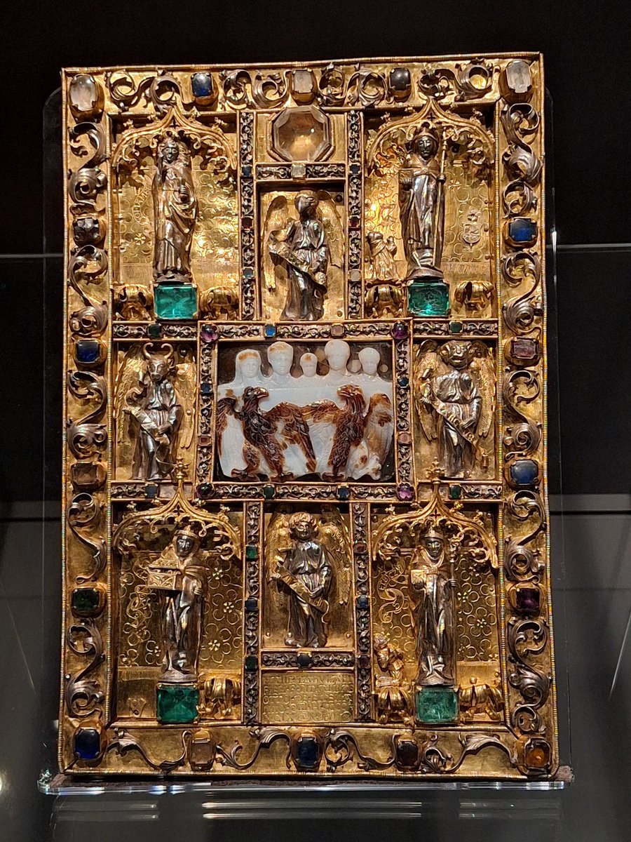 MaxenceHermant's tweet photo. On avance dans le tour d'Europe des reliures précieuses. @laBnF conserve la plus importante collection mais il en reste un peu partout. Superbes Evangiles d'Ada de la bibl. de Trèves. Reliure datée de 1499 avec remploi d'un extraordinaire camée tardo antique https://t.co/bCjJbNbMdy