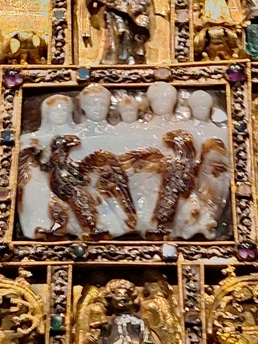 MaxenceHermant's tweet photo. On avance dans le tour d'Europe des reliures précieuses. @laBnF conserve la plus importante collection mais il en reste un peu partout. Superbes Evangiles d'Ada de la bibl. de Trèves. Reliure datée de 1499 avec remploi d'un extraordinaire camée tardo antique https://t.co/bCjJbNbMdy