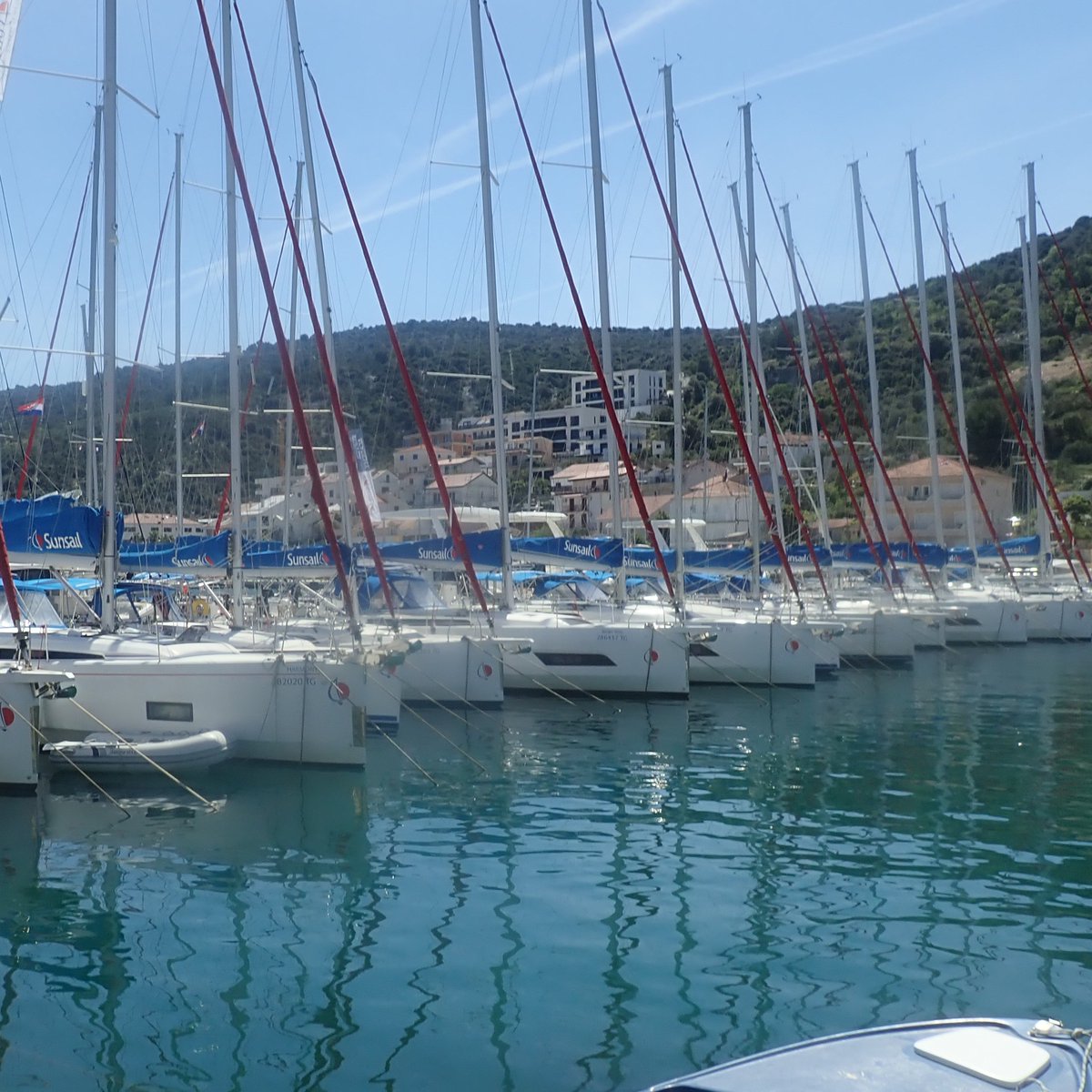 PhilipMRussell1's tweet image. 🇭🇷 Day 1 in Croatia…
2:45am start
Taxi in total darkness
Flight over the Alps
Biometric scanners failing (of course)
Arrived in Trogir
Surrounded by yachts I definitely can’t afford
Next stop: 7 days learning to sail properly
pmrsailing.uk/Holiday-2026/D…

#Sailing #Croatia