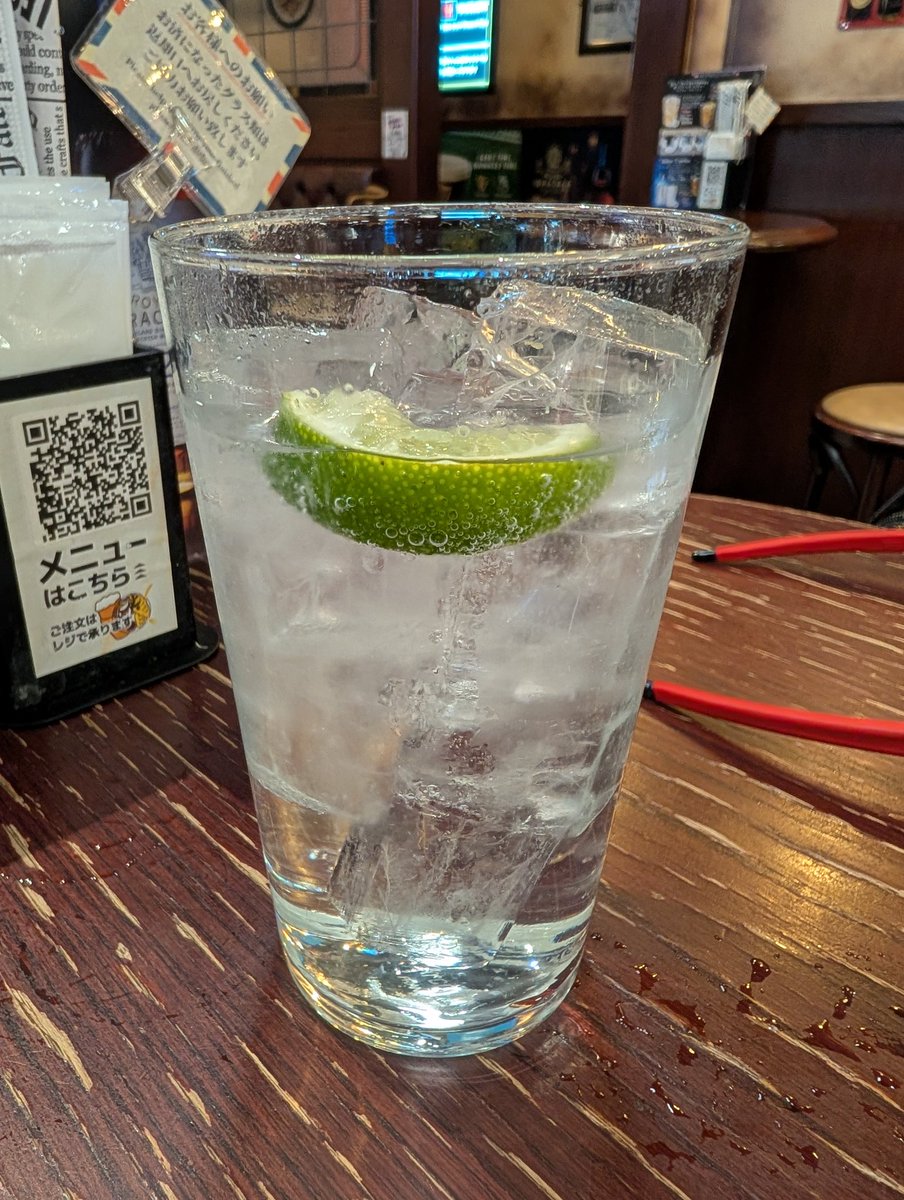 masaominakaoka's tweet image. #HUB #bombaysapphire #gintonic キャンペーン品のサファイアジントニック飲んでます。