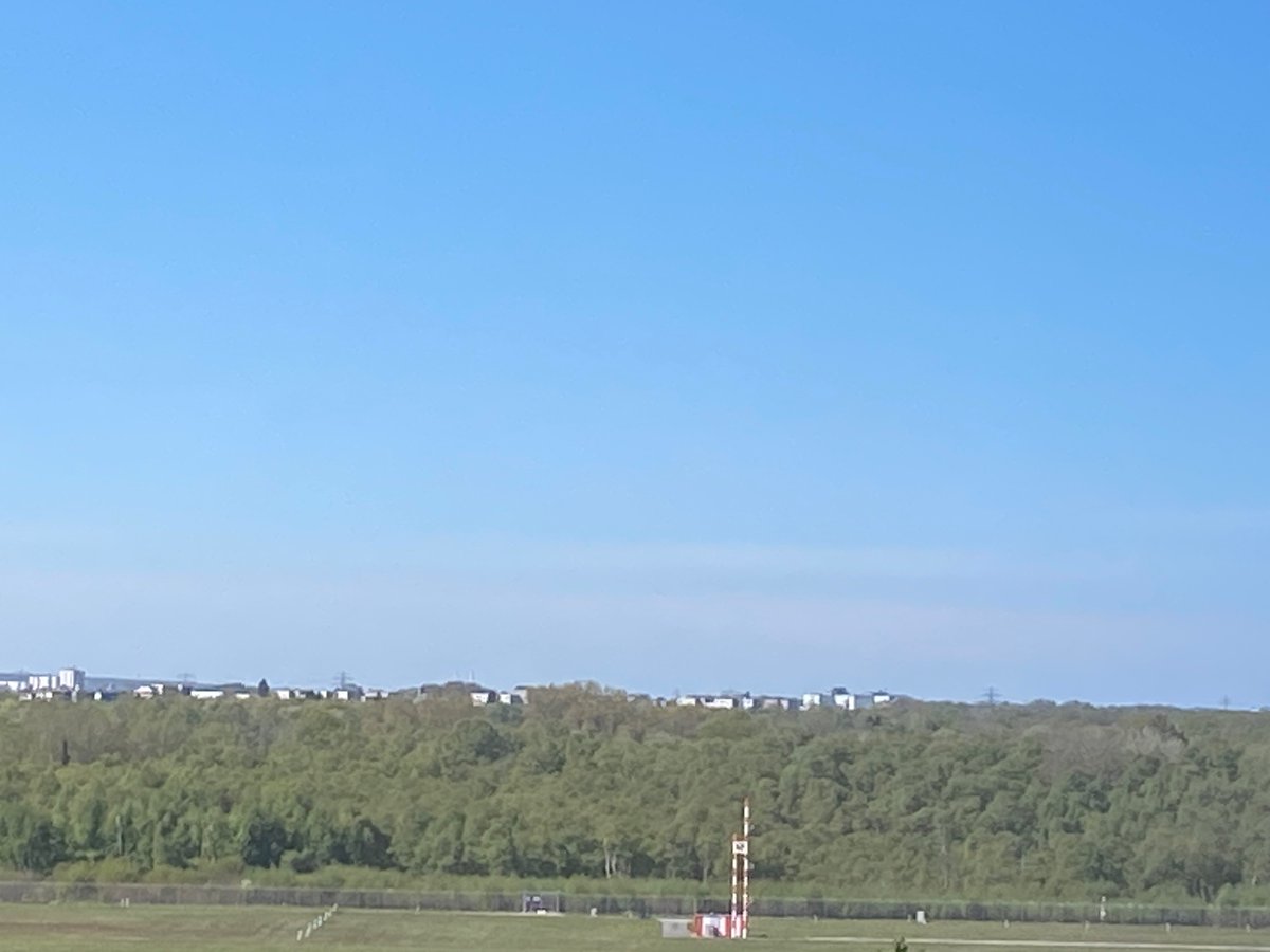 wetter_x's tweet image. Wir können es hier Flughafen #HAM  Richtung SW schon sehen. 
Hohe Schleierwolken am Horizont kündigen den Wetterwechsel an.
Von Südwesten her örtlich starke Gewitter mit Gefahr von Sturmböen zwischen 65 und 85 km/h Starkregen um 15 l/qm in einer Stunde und Hagel.
/T
