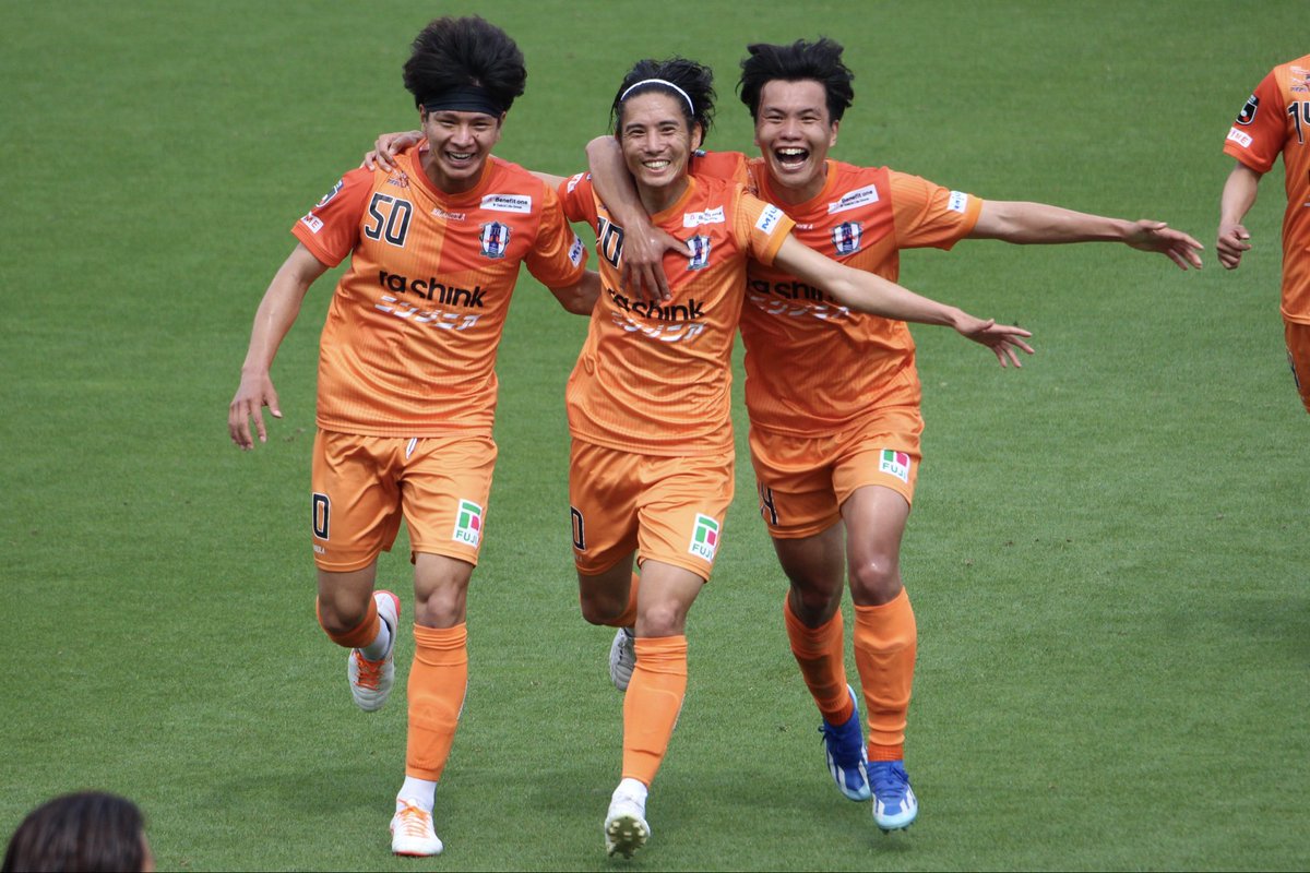 ehime_toco's tweet photo. 化けたーっ！

今日は
 #愛媛FC が怖かった( Ꙭ)笑
ほんまに強かった！
すごくかっこよかった♡

そしてまた
愛媛FCを好きになった( ˊ͈ ˙̫ ˋ͈ )

大木監督のサッカーが
形となって熟されて
とうとう化けた⟡.·

勝って
心が踊ることはよくあるけど
勝って
胸がきゅーとなったのは
久しぶり！感動した！ https://t.co/O1YsrD9sap