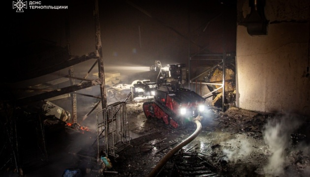 Ataque con drones: Extinguido un incendio en una instalación industrial en Ternópil ukrinform.es/rubric-ato/411…