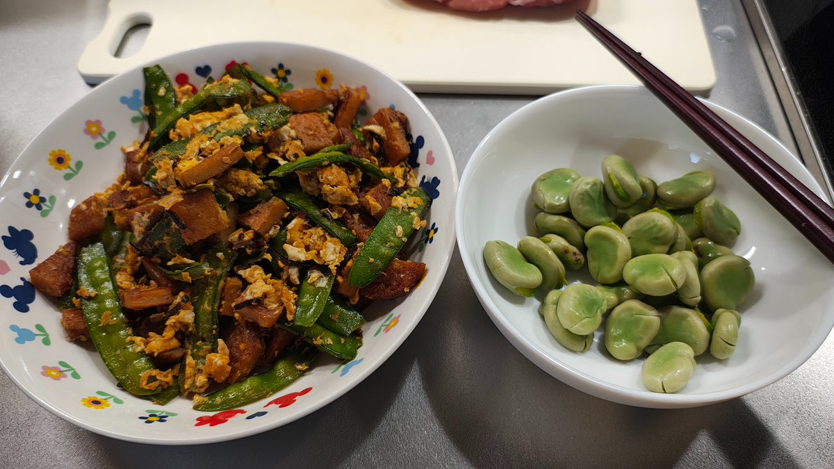 LEEC_NiAS's tweet photo. 取り敢えず、そら豆はオハグロの反対に切り目を��れて、チュッつと食べれるように茹でました！
絹さやはごま油でサッと炒め、長崎名産の蒲鉾と塩昆布を混ぜて、卵で絡めました！

#長崎　#料理　#大学 https://t.co/WwoSUPe2GF