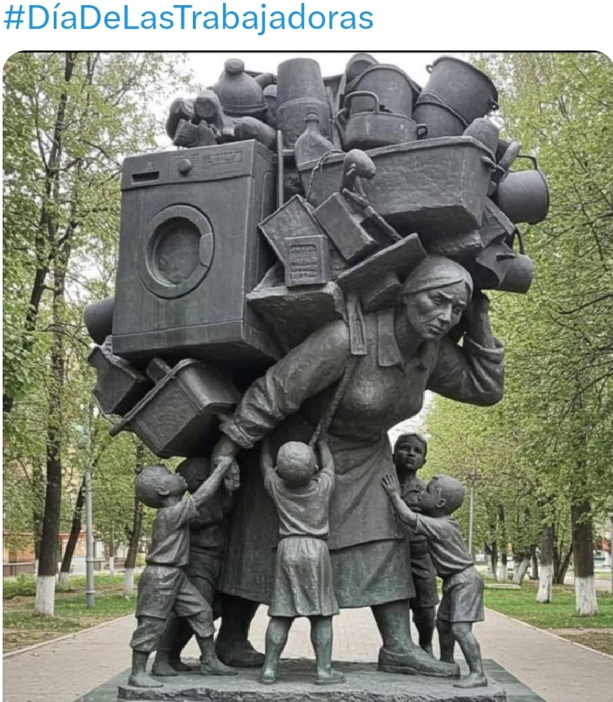 Éste monumento representa 💯 X 💯 a mí madre. Nueve hij@, un marido autoritario y machista, trabajadora dentro y fuera de casa, buscavidas. Medía metro y medio pero tenía la fuerza de un gigante. 
Va por tí mamá ♥️