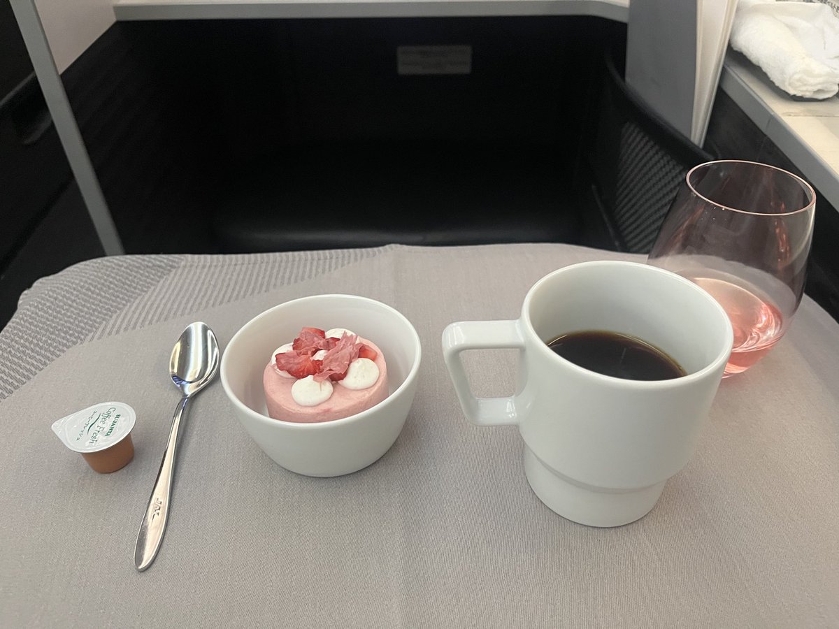 ii_iron's tweet photo. 久々の連休なんで一人でベトナムに行ってくるよ。貯まったマイルでビジネスクラスにしたけど到着前に腹の中パンパン。めちゃくちゃ快適だったけどコスパ考えるとエコノミーで荷物扱いされる方がいいかな。会社の金で乗るもんだなこれは。 https://t.co/xcoTMHoaMh