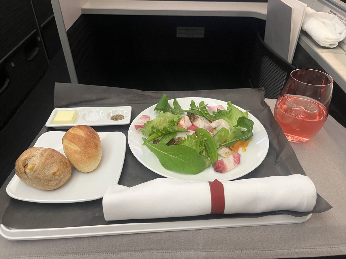 ii_iron's tweet photo. 久々の連休なんで一人でベトナムに行ってくるよ。貯まったマイルでビジネスクラスにしたけど到着前に腹の中パンパン。めちゃくちゃ快適だったけどコスパ考えるとエコノミーで荷物扱いされる方がいいかな。会社の金で乗るもんだなこれは。 https://t.co/xcoTMHoaMh