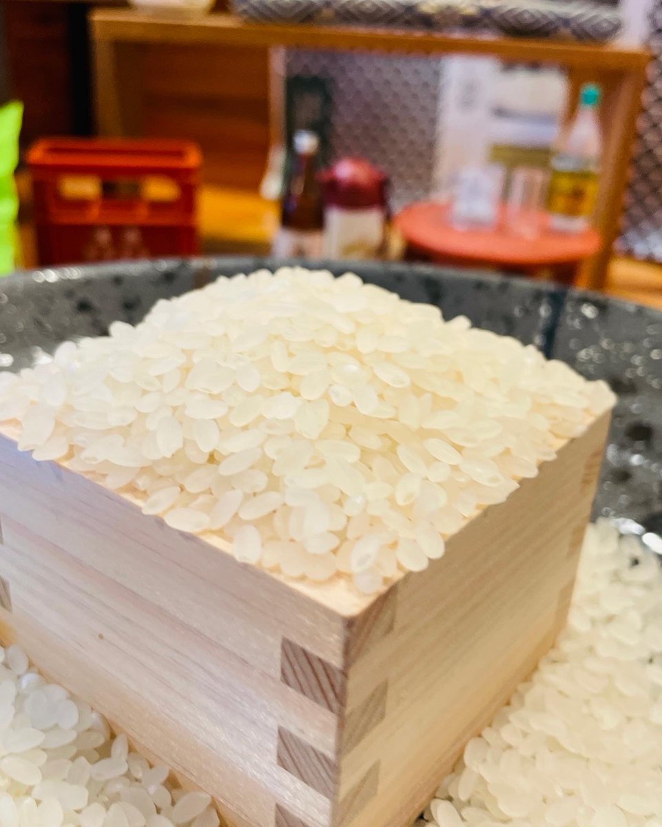 filament___'s tweet photo. 当店は【特別栽培米秋田県産あきたこまち】を使用しています。
特別栽培米とは、農薬と化学肥料を慣行栽培（通常の栽培法）に
比べて5割以下に抑えたお米です。
「味楽農場」さんから直送して頂いている愛情たっぷりで育ったお米は、お客様からも評価をいただいています。
当店自慢のお米です🌾 https://t.co/hwXib2bjcg