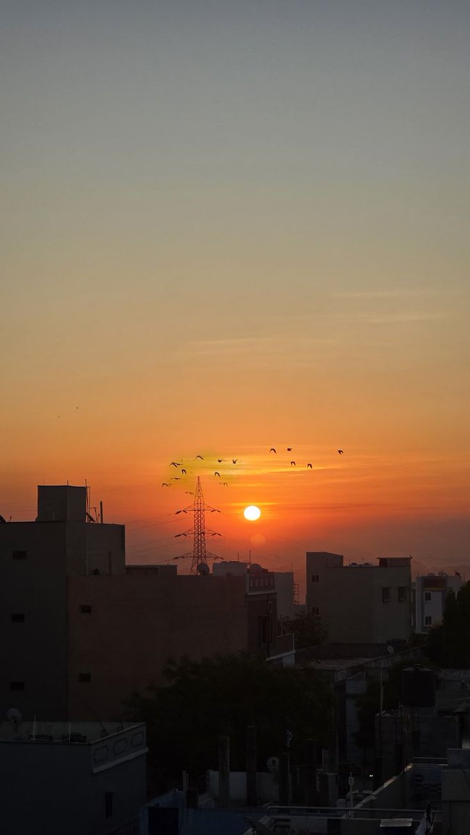 shahriar3xyz's tweet photo. Golden hour hits different when the city pauses for a moment 🌅
#GoldenHour #SunsetLovers #CitySunset #SkyOnFire #EveningVibes #UrbanSky #SunsetPhotography #NatureInCity #PeacefulMoments #SkyLovers #BirdsInFlight #CityLife #AestheticSky #SunsetShots #ChasingSunsets #CalmVibes #OrangeSky #InstaSunset #follower