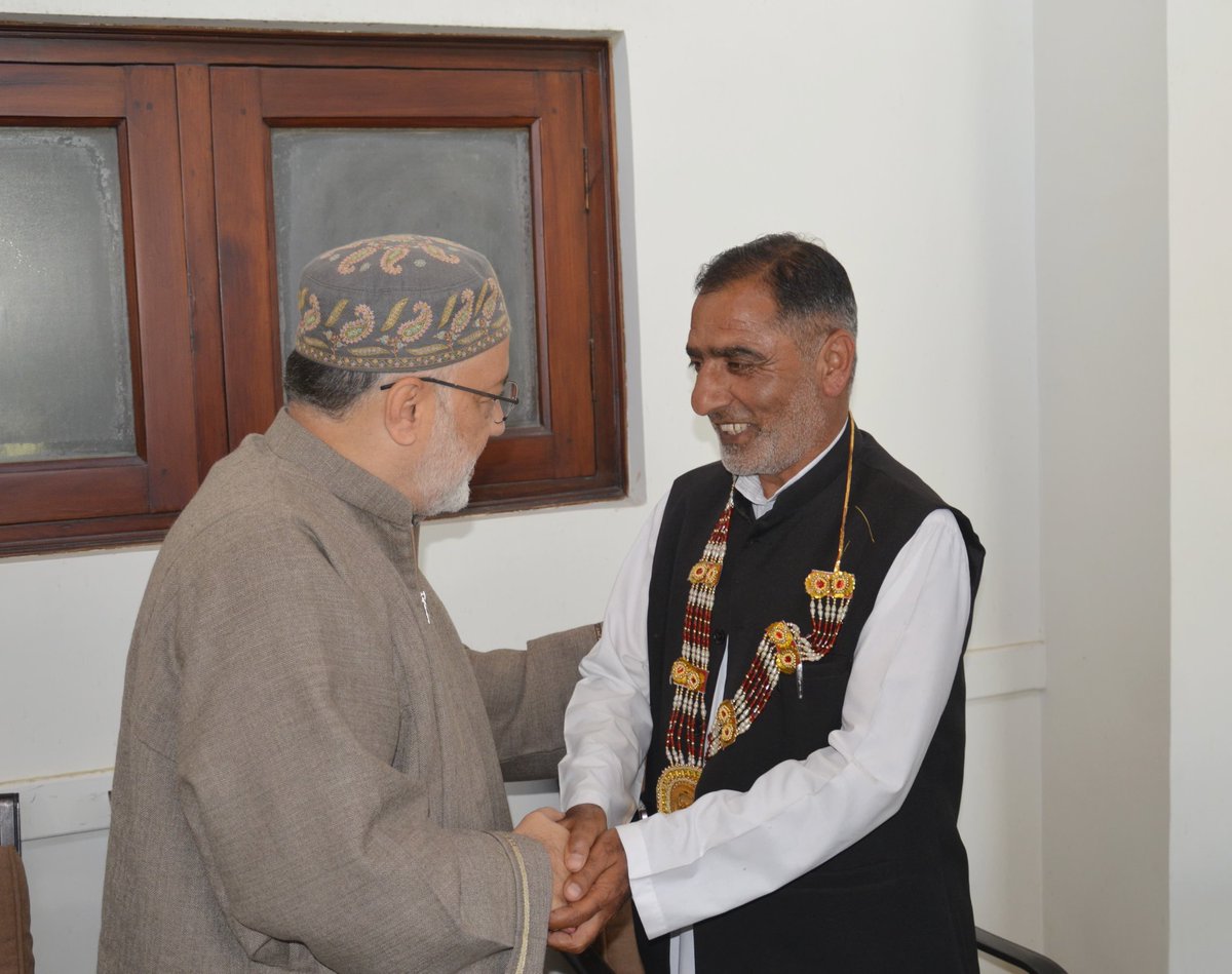 JKPCOfficial's tweet photo. Renowed Educationist Khurshid Ahmad Parray from Singpora Pattan joined JKPC today at DAR-UL-JAWAD .
JKPC Sr. Leader and General Secretary Org Molvi @imranrezaansari warmly welcomed him. https://t.co/hkiAt1jWY8